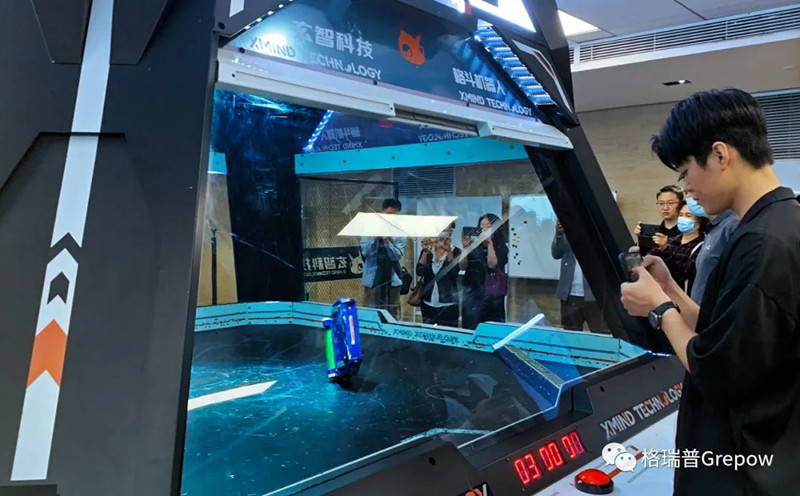玄智科技同事在新辦公場所，展示了輕量級格斗機器人表演